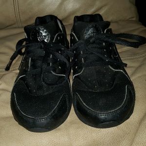 Black Nike Huaraches